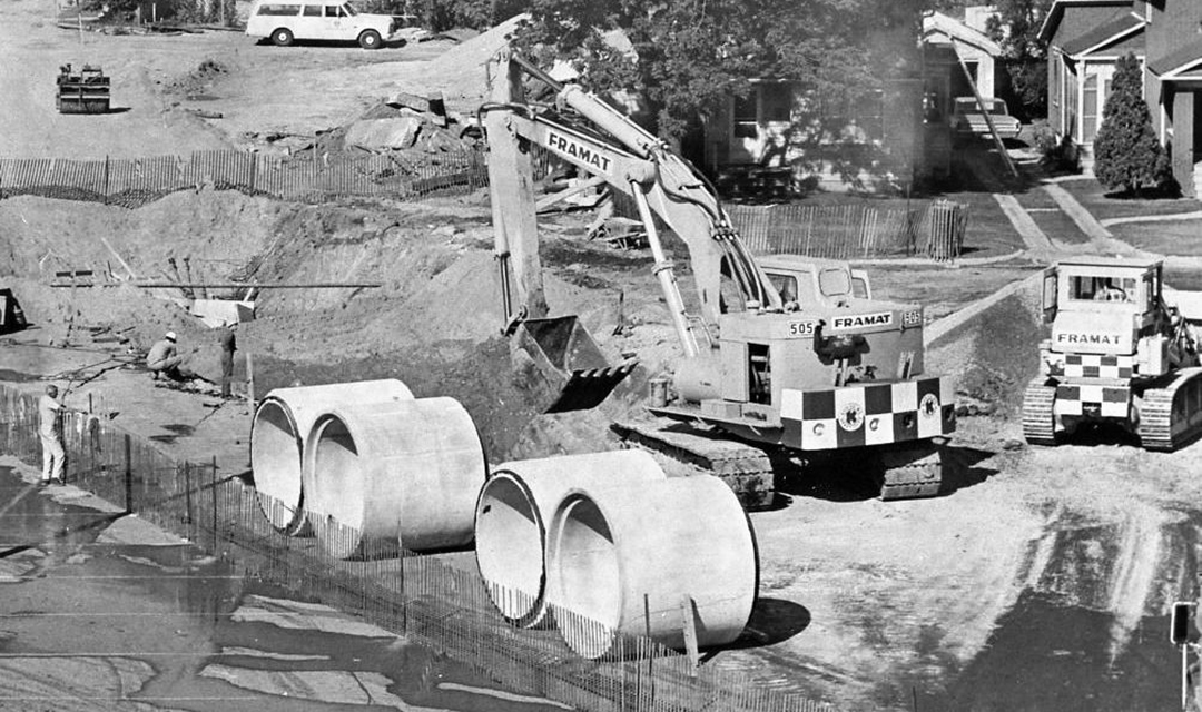I primi grandi escavatori idraulici americani St-Thomas-1969-sewer-job-Framat-London-505-Koehring-hoe