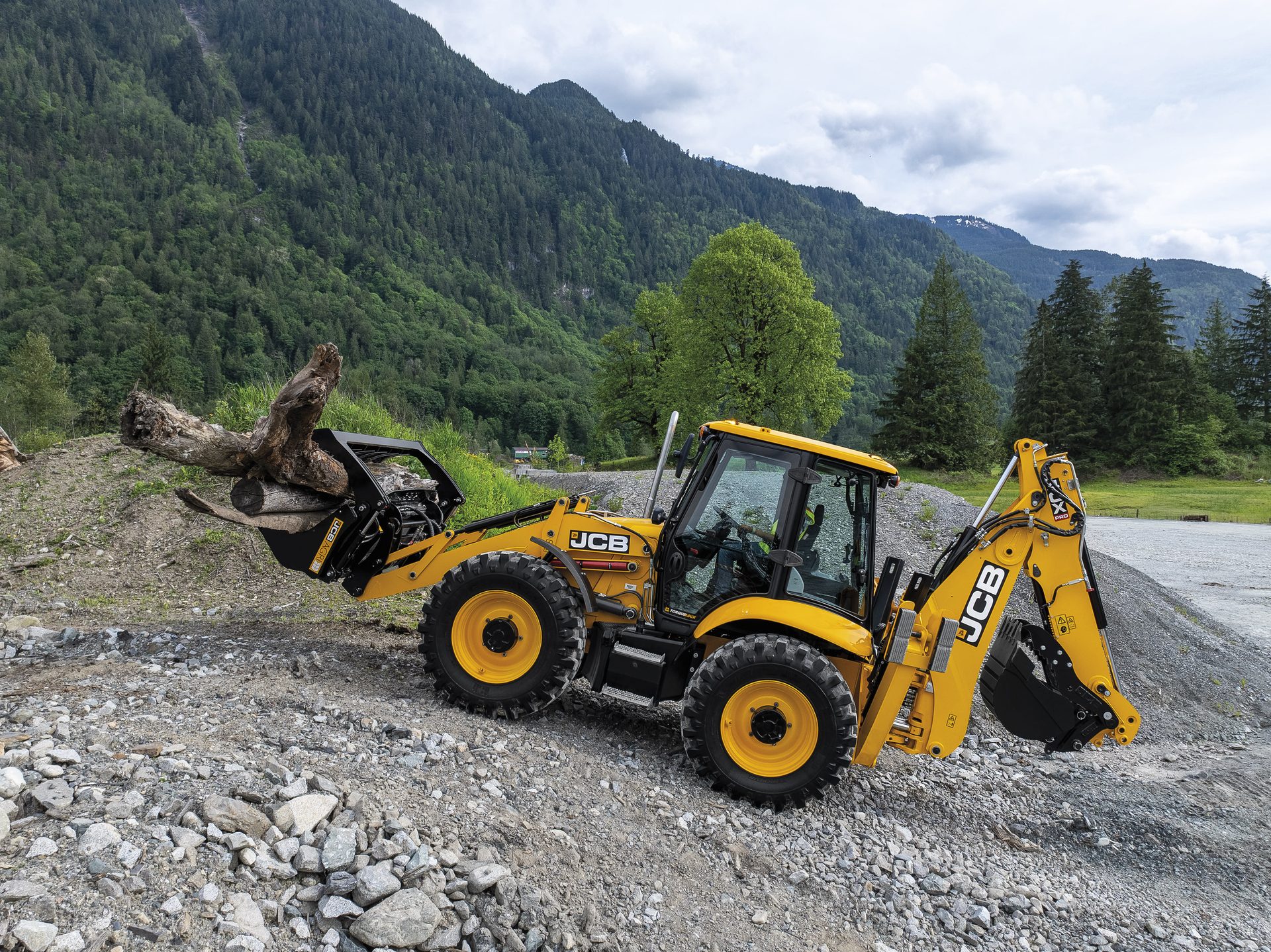 JCB’s DualDrive keeps backhoe operators facing the task at hand